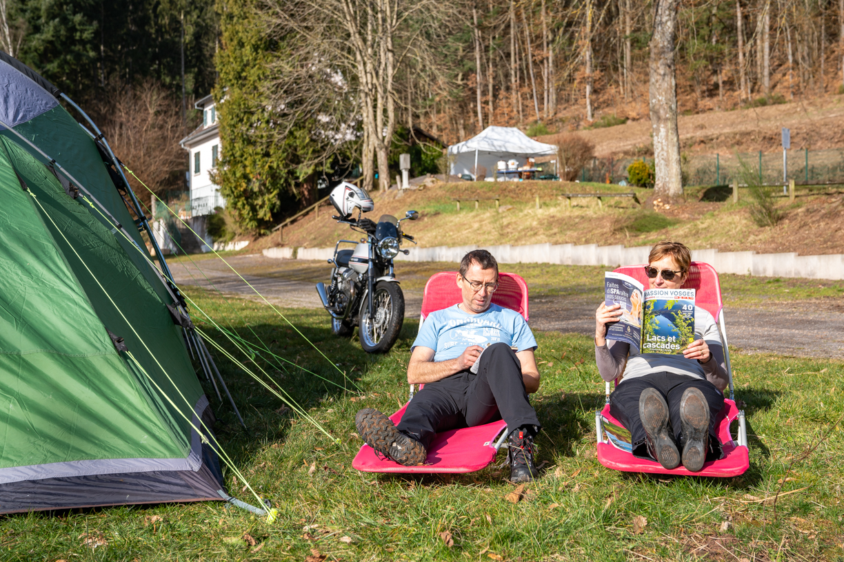 couple qui lit devant leur tente