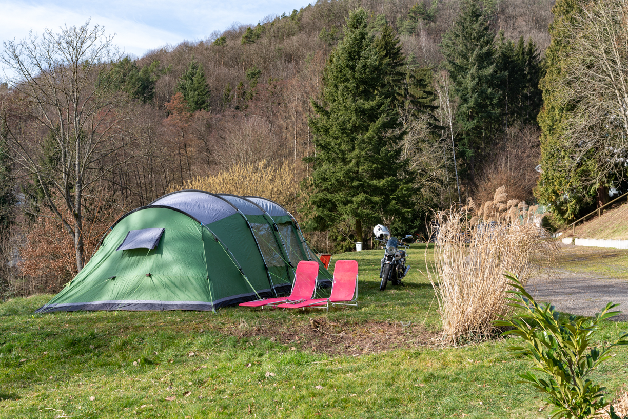 tente sur un emplacement de camping