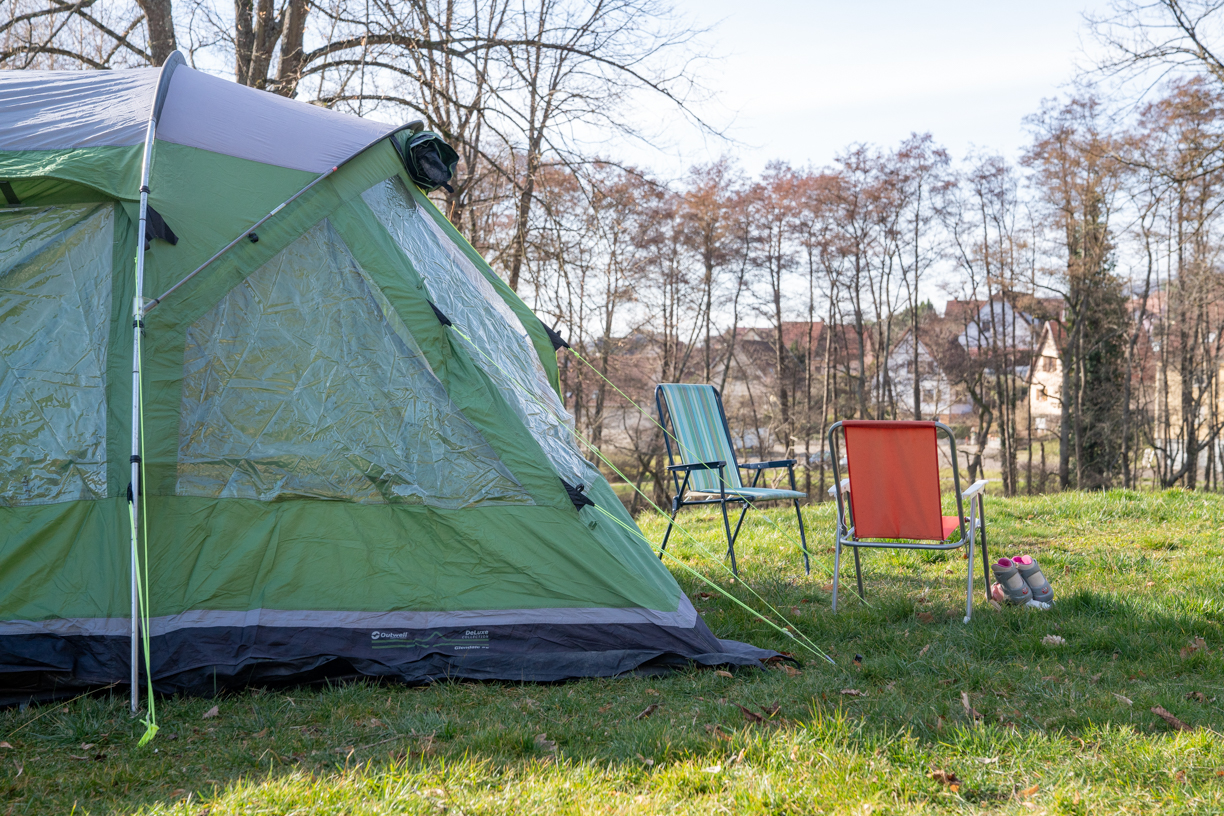tente sur emplacement de camping